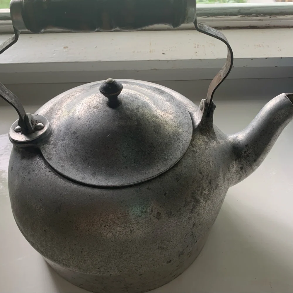 Vintage metal teapot with wood handle. - Picture 3 of 4